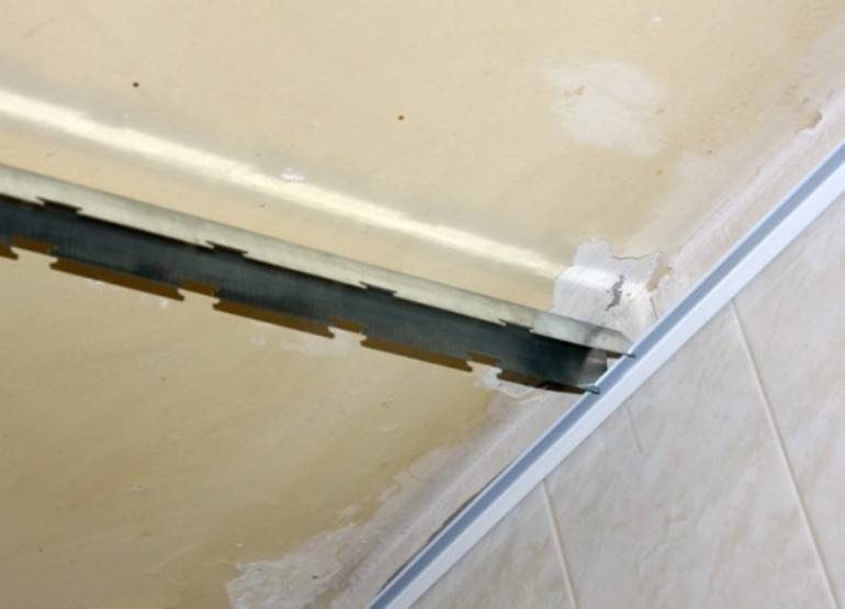 Особенности применения реечных потолков в ванной комнате. технология монтажа с фото и видео