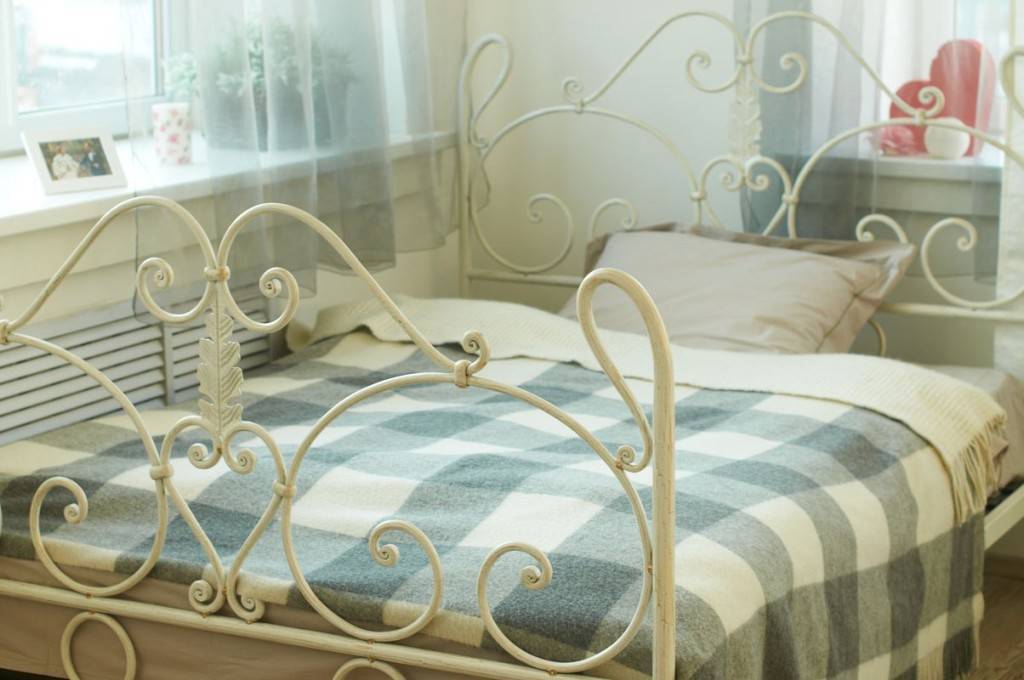 Кровать в спальню – как подобрать и где разместить лучше в современном интерьере (130 фото)