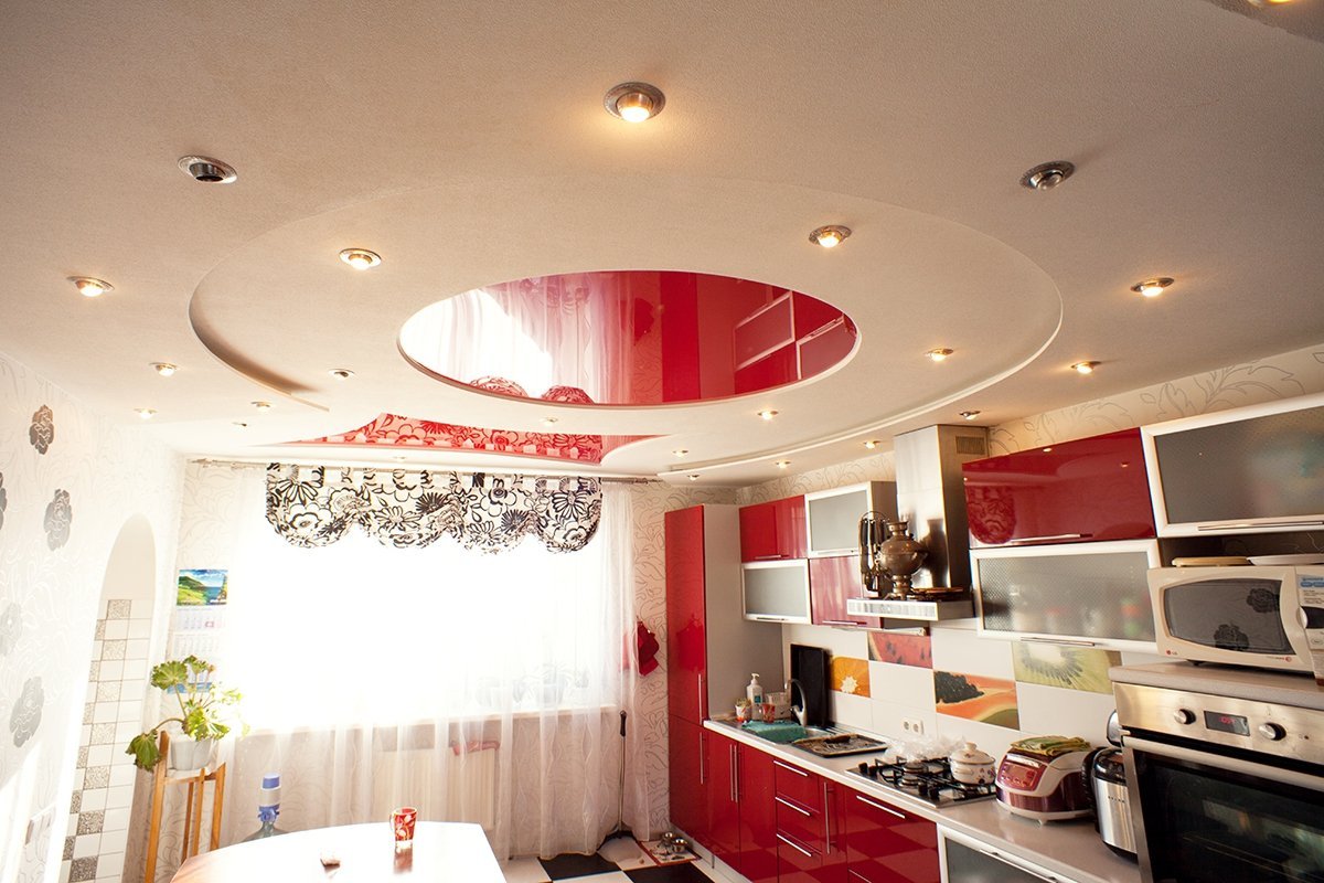 Потолок на кухне: варианты отделки эконом класса, какие выбрать обои, как лучше сделать кухонные потолочные покрытия