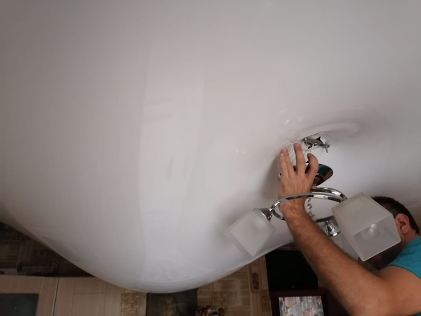 Как слить воду с натяжного потолка с минимальными затратами и спасти свой ремонт