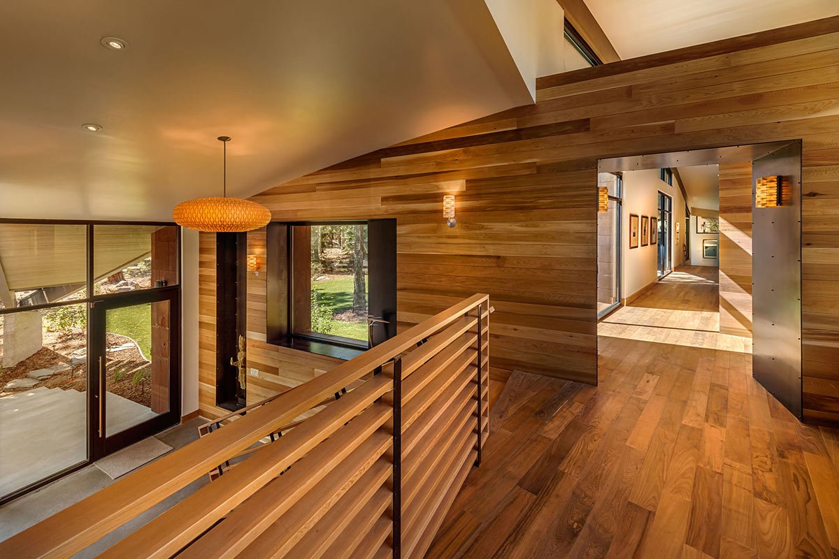 8 отличных примеров внутренней отделки стен в деревянном доме, которые выглядят современно и красиво