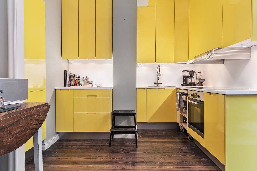 Купить желтую кухню. Кухня в желтом цвете. Желтый кухонный гарнитур. Кухонный гарнитур желтого цвета. Кухня в желто белом цвете.