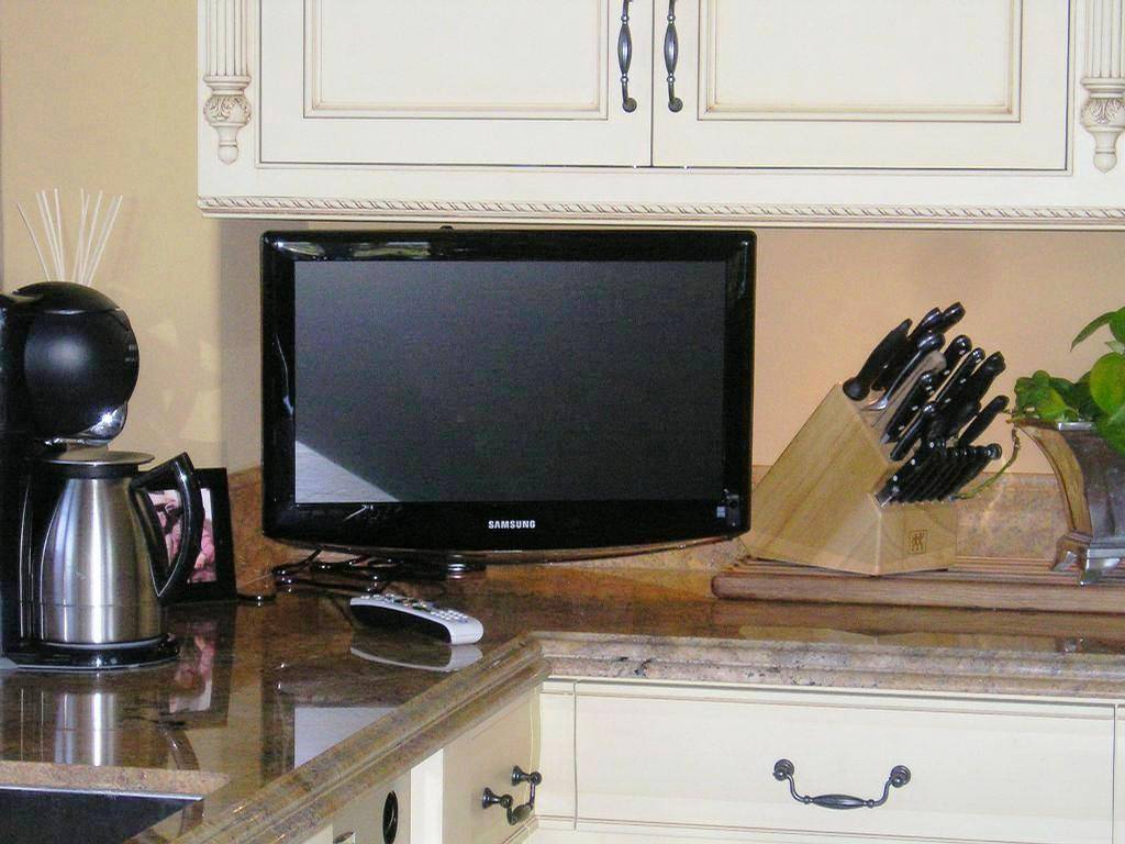 Дизайн кухни с телевизором: варианты размещения и готовые идеи дизайна (50 фото)