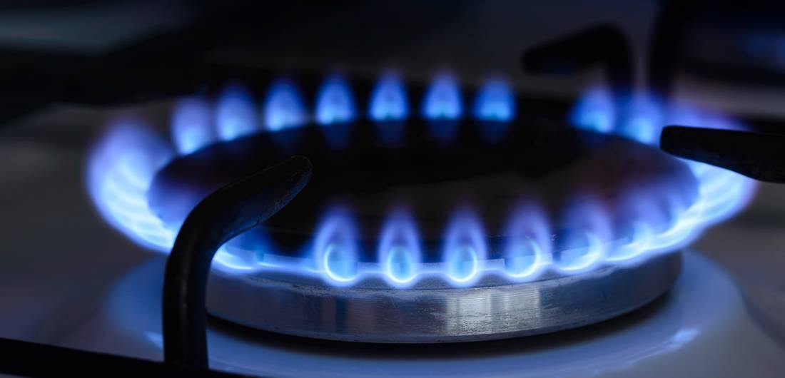 С увлажнителем воздуха пламя газовой горелки становится оранжевым почему?