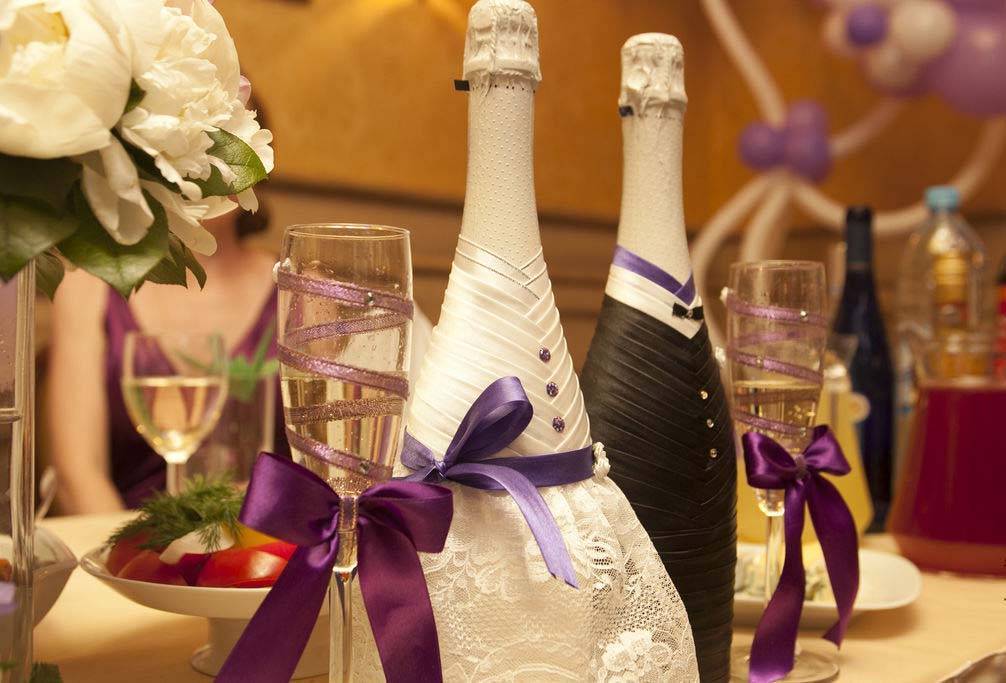 Украшения на бутылки шампанского на свадьбу своими руками фото