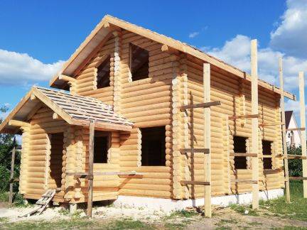 5 этапов строительства дома из оцилиндрованного бревна: проекты, цены и фото экологичного жилья