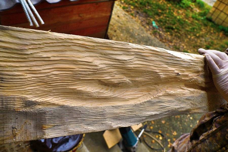 Браширование древесины своими руками: как искусственно состарить дерево