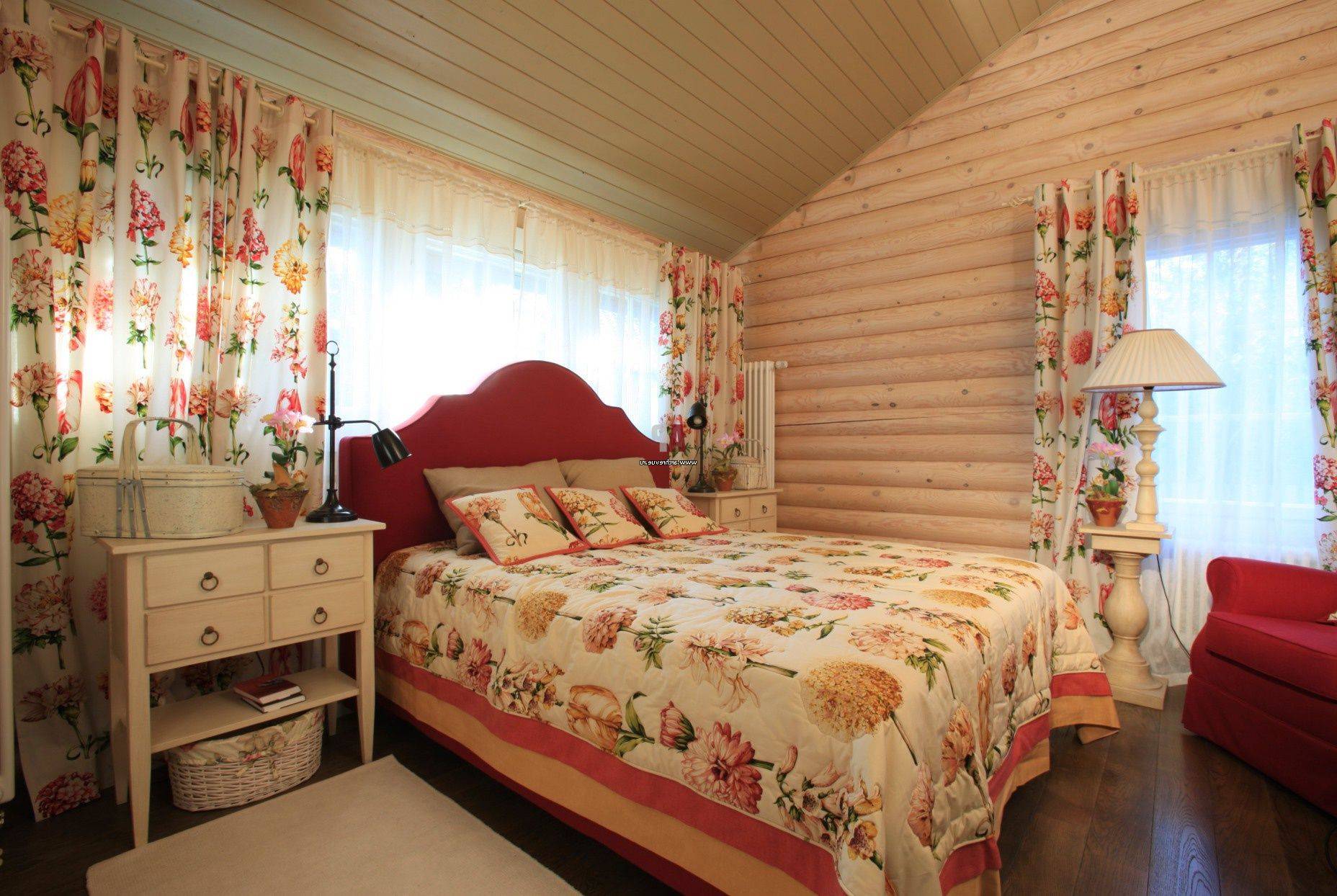 шторы в спальне деревянного дома фото