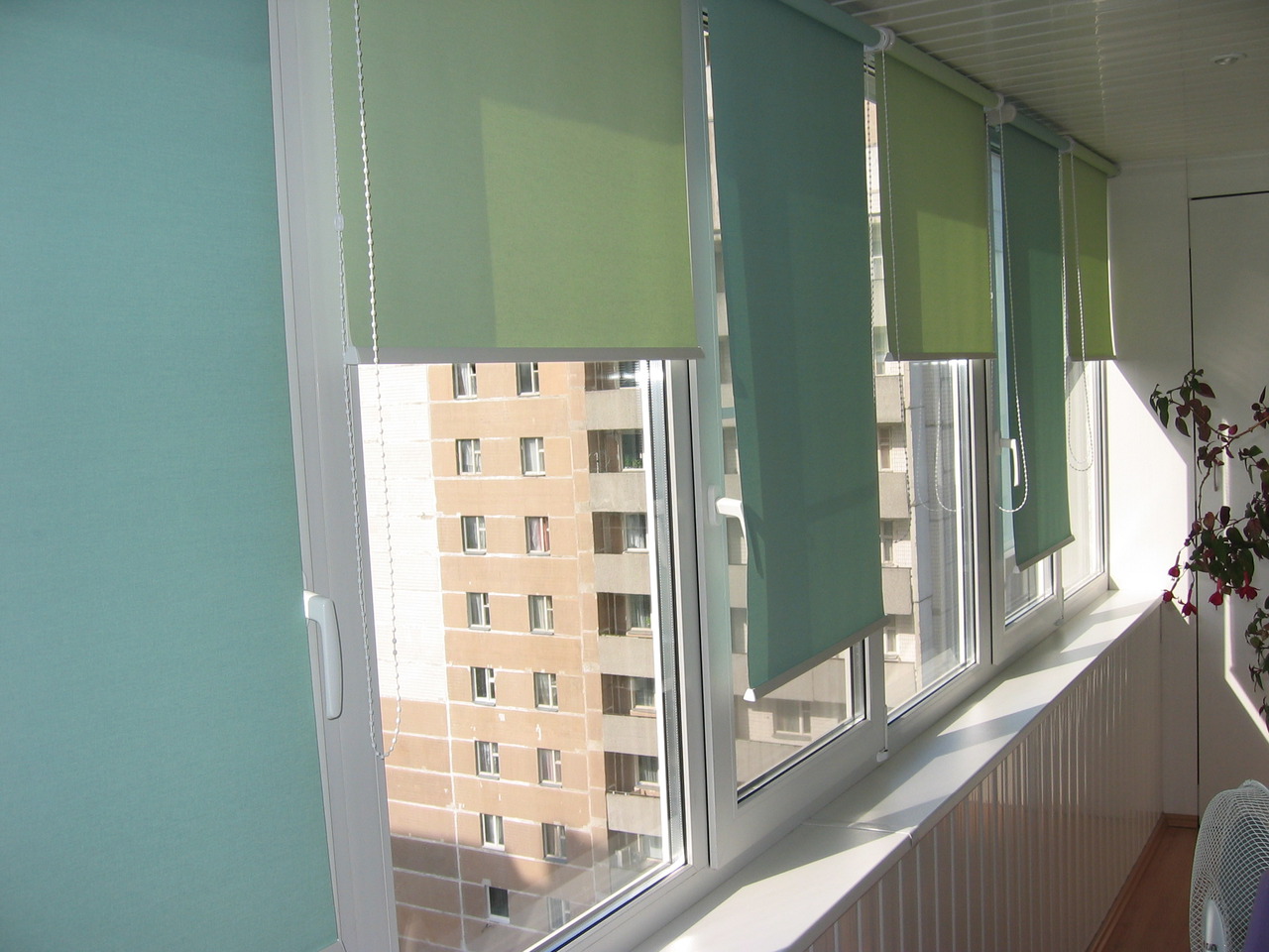 Фото рулонные шторы на пластиковые окна на балкон