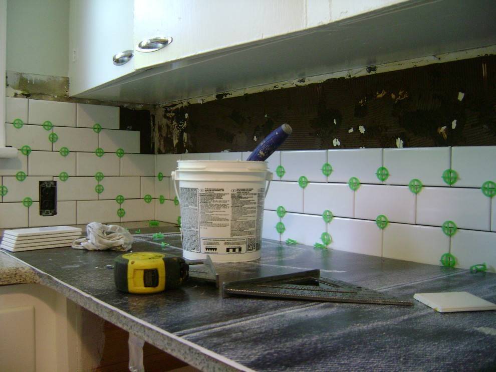 Как прикрепить фартук на кухне из пластика: как приклеить панели пвх и абс на жидкие гвозди к стене