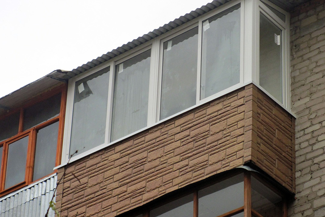 Чем обшить балкон снаружи, особенности и материалы для обшивки