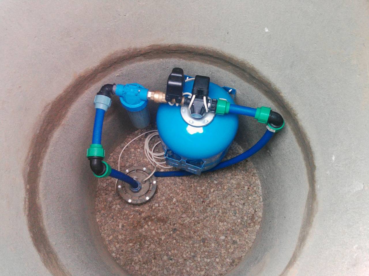 Обустройство скважины на воду с кессоном и адаптером своими руками на дачном участке