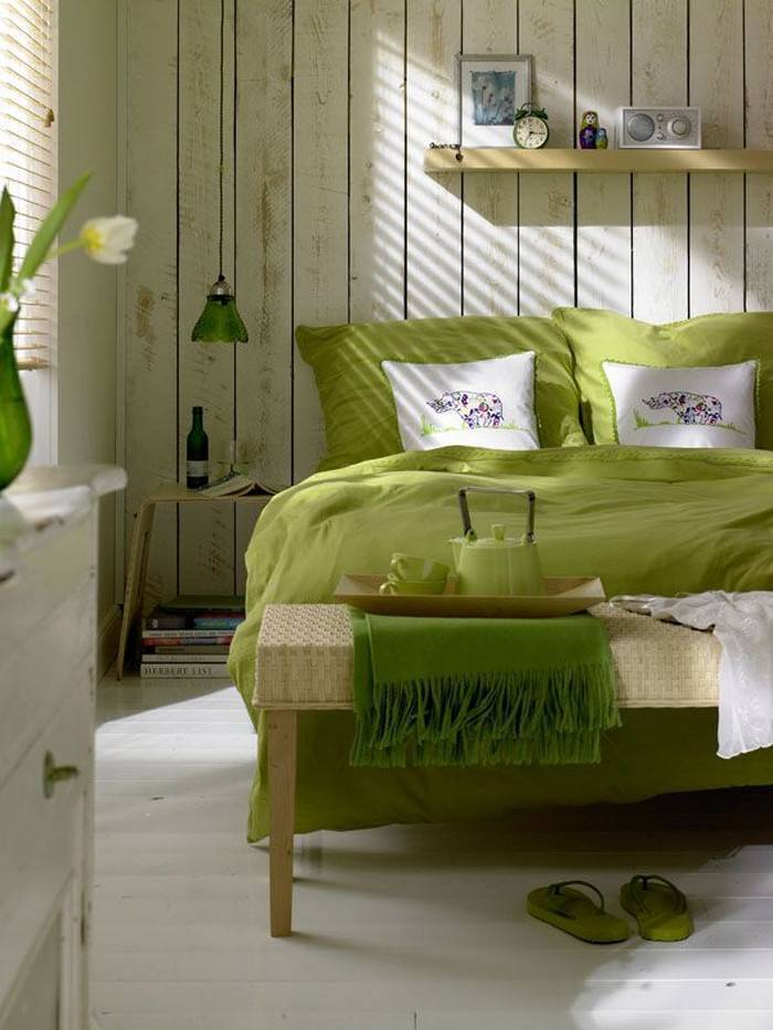 Зеленые шторы в интерьере гостиной, спальни с белой мебелью 
 - 39 фото