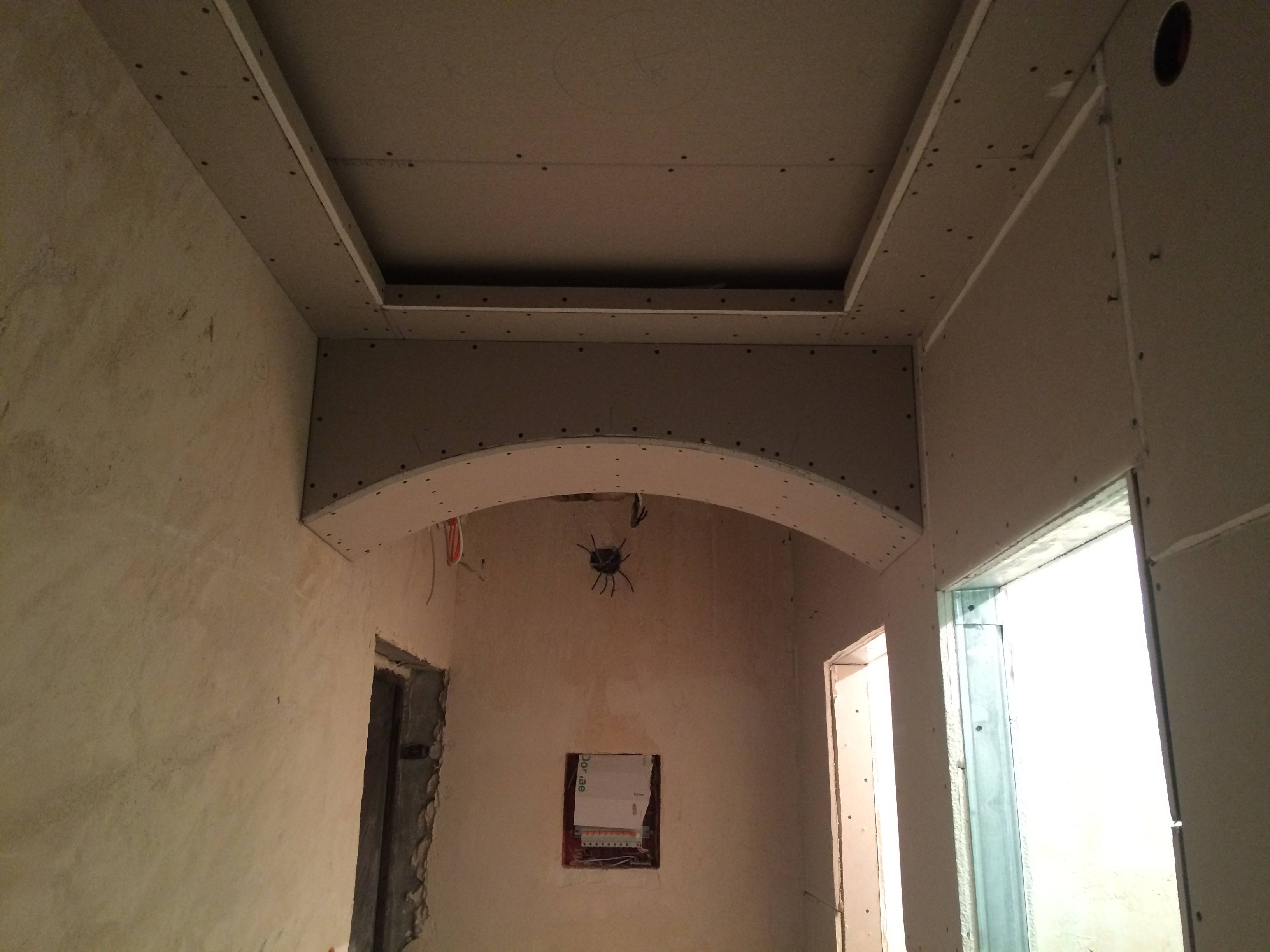 Потолок из гипсокартона в коридоре