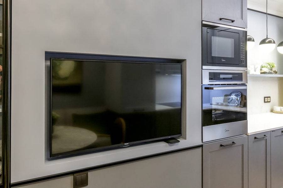 Где лучше разместить телевизор на кухне: можно ли встроить