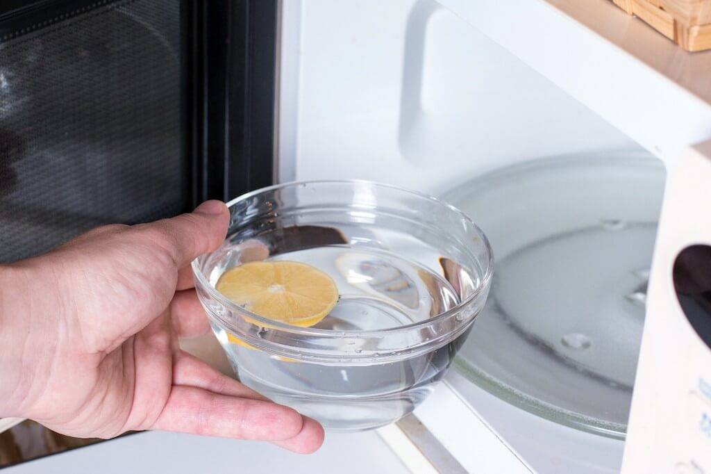 Как быстро помыть микроволновку внутри: полезные лайфхаки для бескомпромиссной чистоты