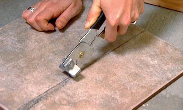 Как правильно резать плитку в домашних условиях своими руками: чем лучше отрезать, резка напольного кафеля плиткорезом и болгаркой