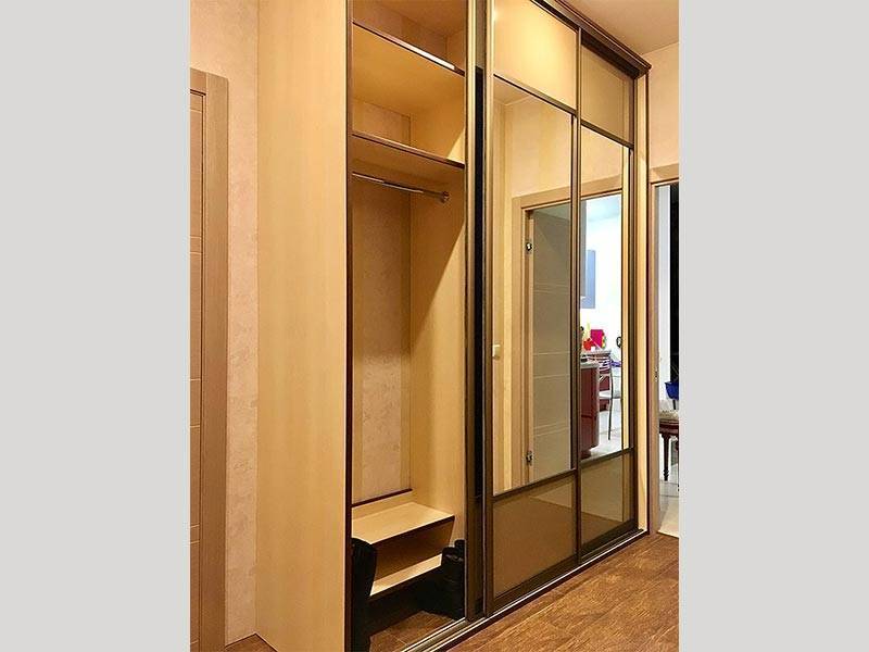 Встроенный шкаф купе в прихожую и коридор: современный дизайн, красивые и вместительные модели с зеркалом
 - 36 фото