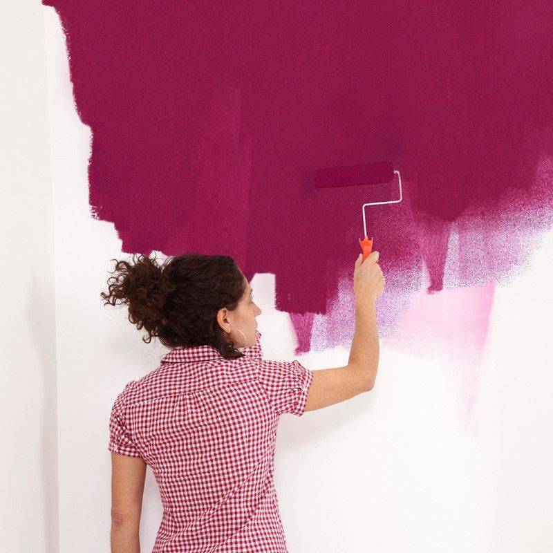Как самостоятельно покрасить обои под покраску в один и два цвета