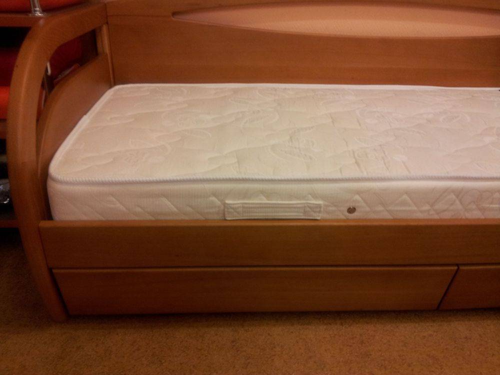 Двуспальная кровать с ящиками для хранения белья: преимущества конструкции, разновидности, что учесть при выборе, как расположить в интерьере