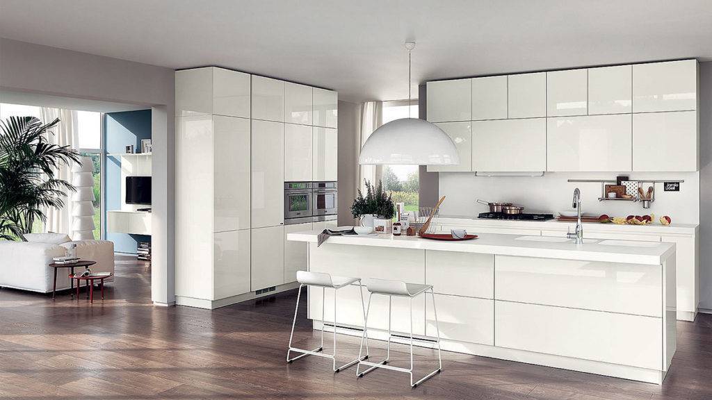 Белая кухня с серой и деревянной столешницей в современном стиле: белый кухонный гарнитур и обои для белой кухни.кухня — вкус комфорта