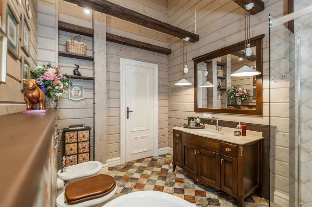 Красивая ванная комната в деревянном доме