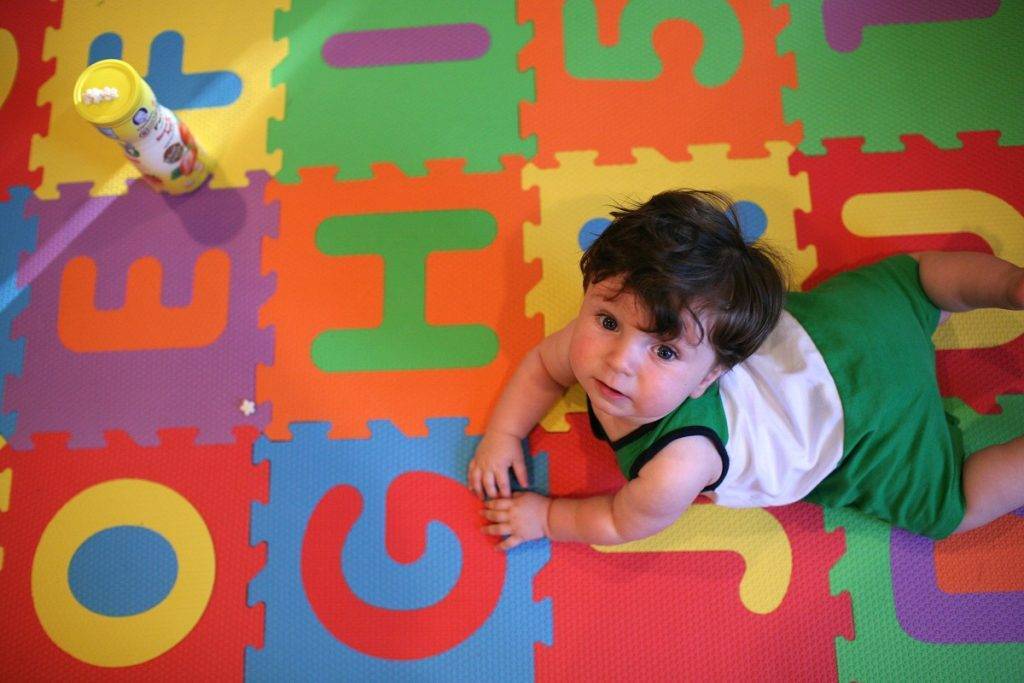 Детские коврики-пазлы для ползания: обзор вариантов и советы родителям по выбору - «интерьер детской»