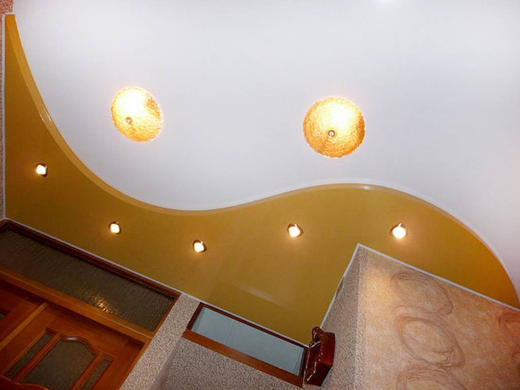 ﻿﻿натяжные потолки для зала (65 фото): красивые современные потолки в квартире, виды покрытий, идеи-2021 для оформления комнаты площадью 18 кв м