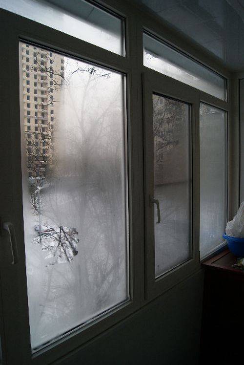 Что делать, когда запотевают окна на балконе: 4 причины и их устранение