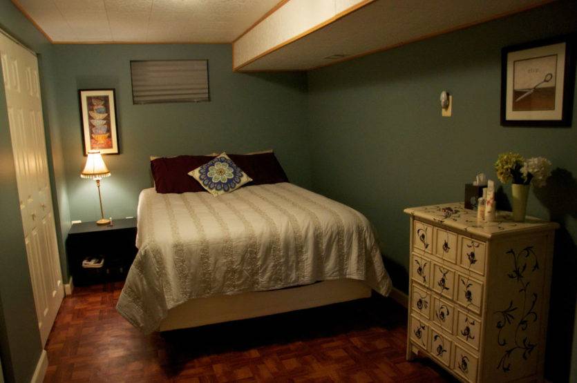 Дизайн маленькой спальни: фото современного интерьера с большой кроватью в светлых тонах