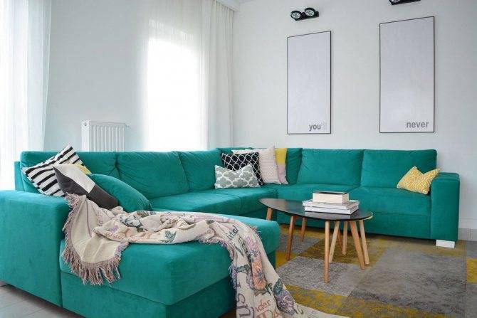 Бирюзовый диван в интерьере гостиной фото, интерьер с бирюзовым диваном, темно-бирюзовый диван, угловой
