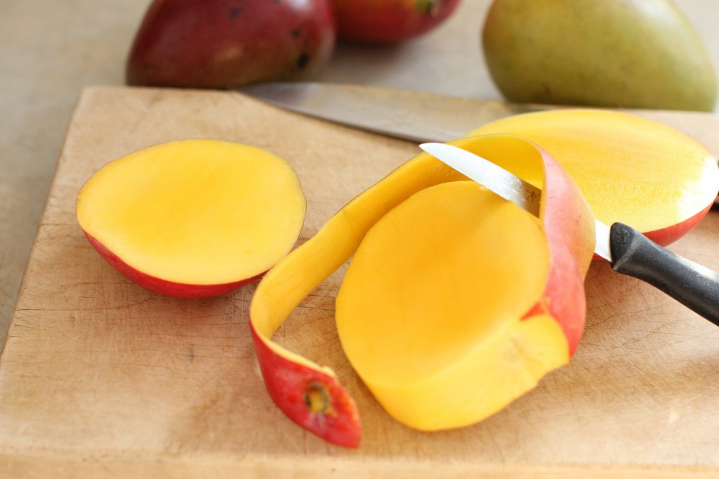 4 простых способа почистить манго и подать его к столу