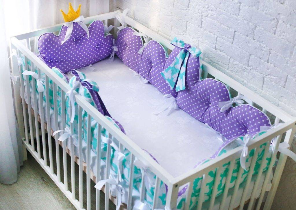 Бортики в кроватку для новорожденных: фото, особенности выбора