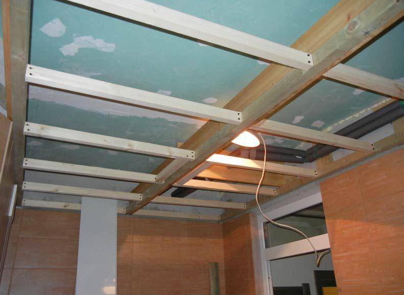 Особенности отделки потолка гипсокартоном в деревянном доме