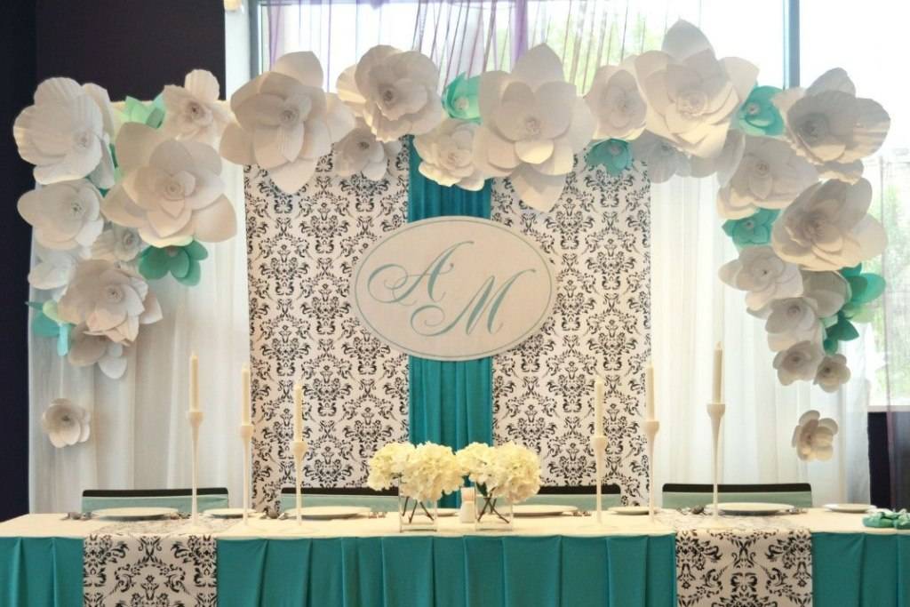 Бумажно-тканевый бюджетный декор – украшение зала на свадьбу цветами