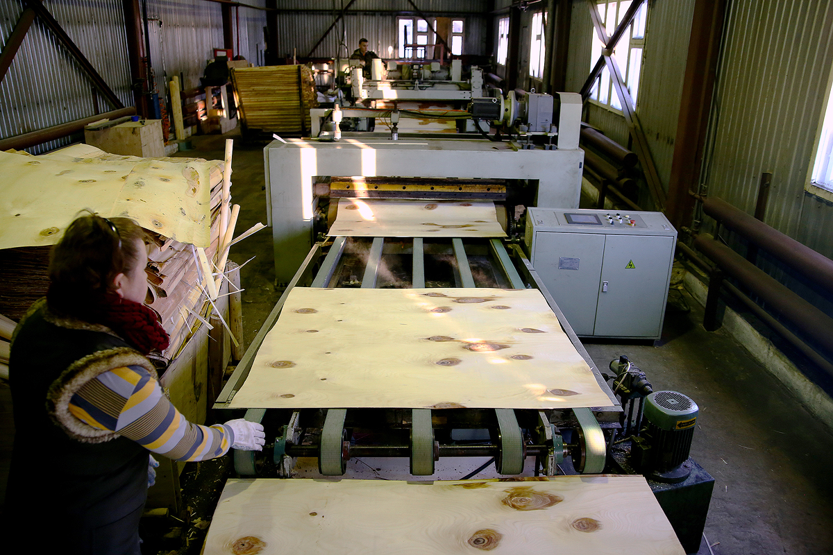 Производство и технические характеристики фанеры, включая размеры листа, толщину, вес, плотность