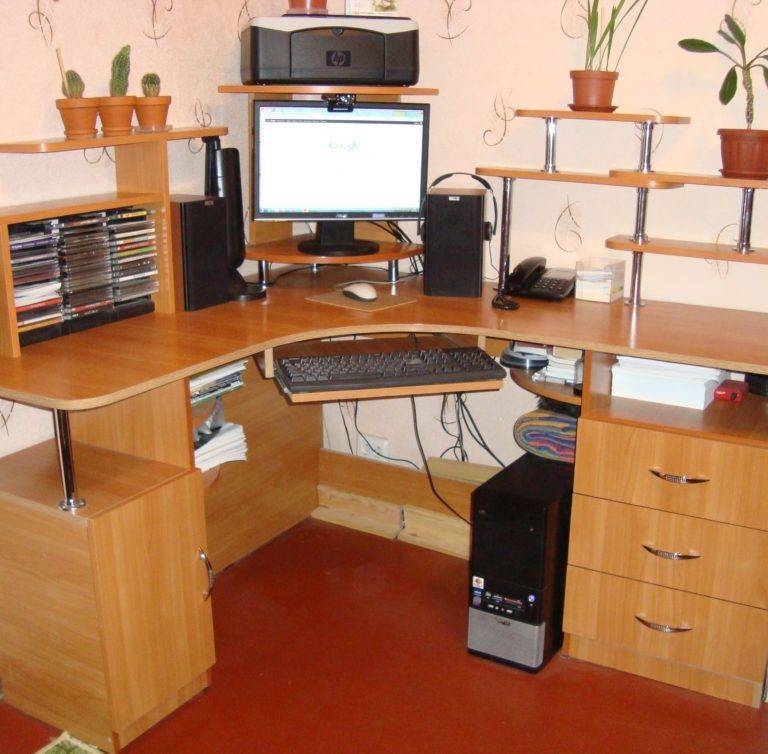 Угловой компьютерный стол: фото в интерьере, дизайн, виды, материалы, цвета