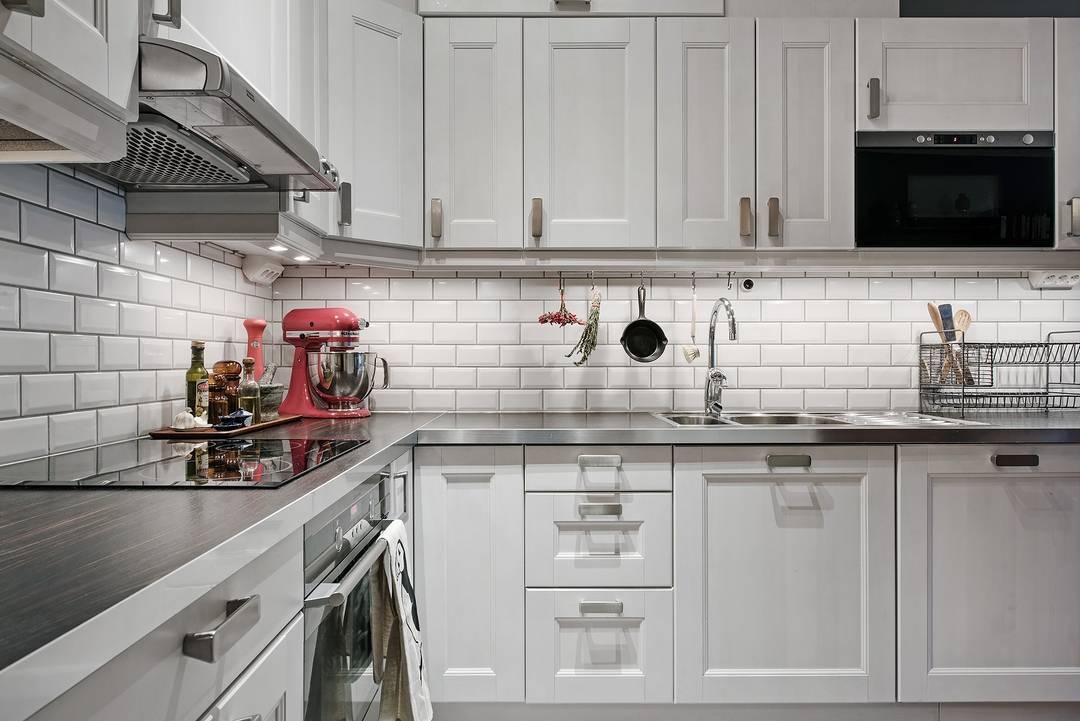 Плитка кабанчик на фартук кухни в белом цвете из керамики: фото в интерьере