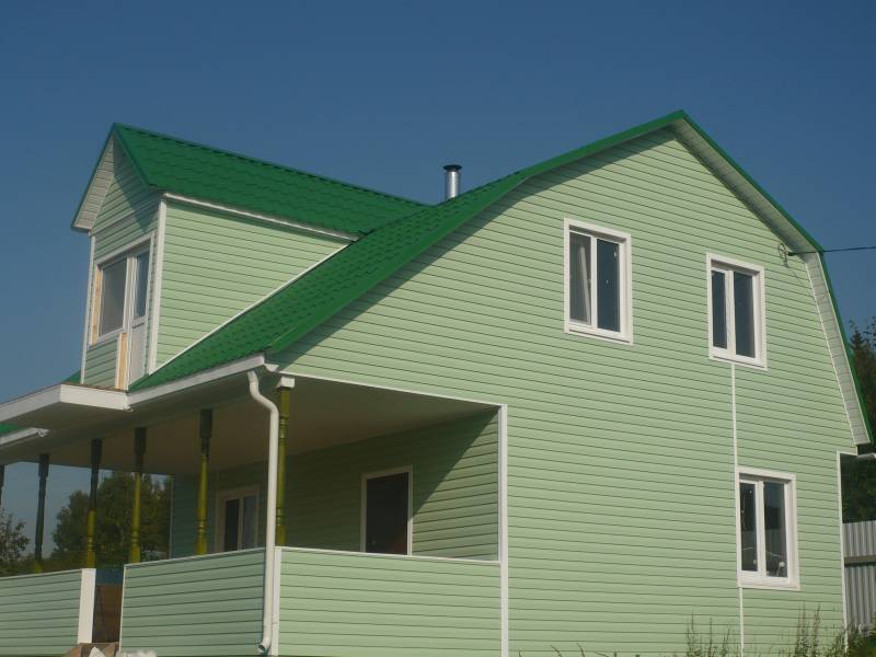 Фото домов обшитых сайдингом с зеленой крышей