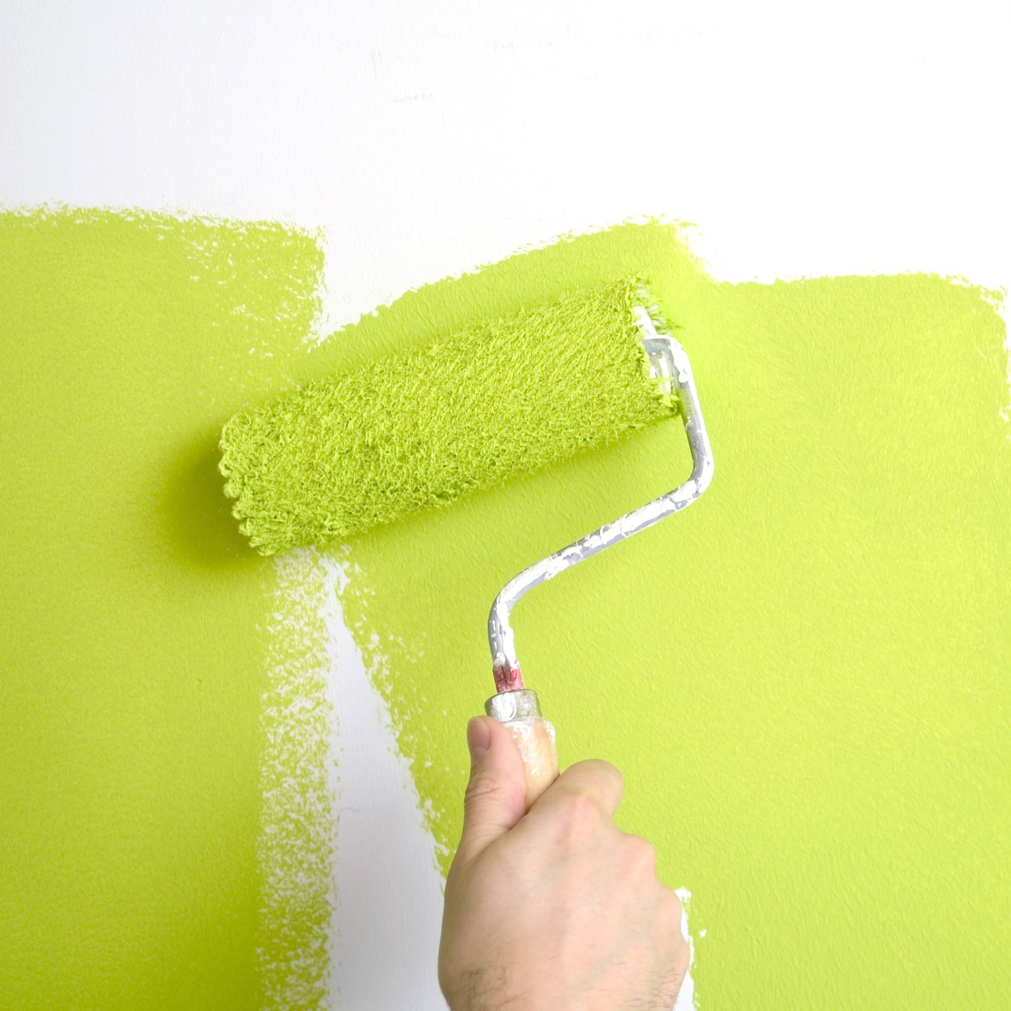 Краска для обоев: как красить под покраску на стене самостоятельно, можно ли покрасить на флизелиновой основе своими руками, какая лучше
