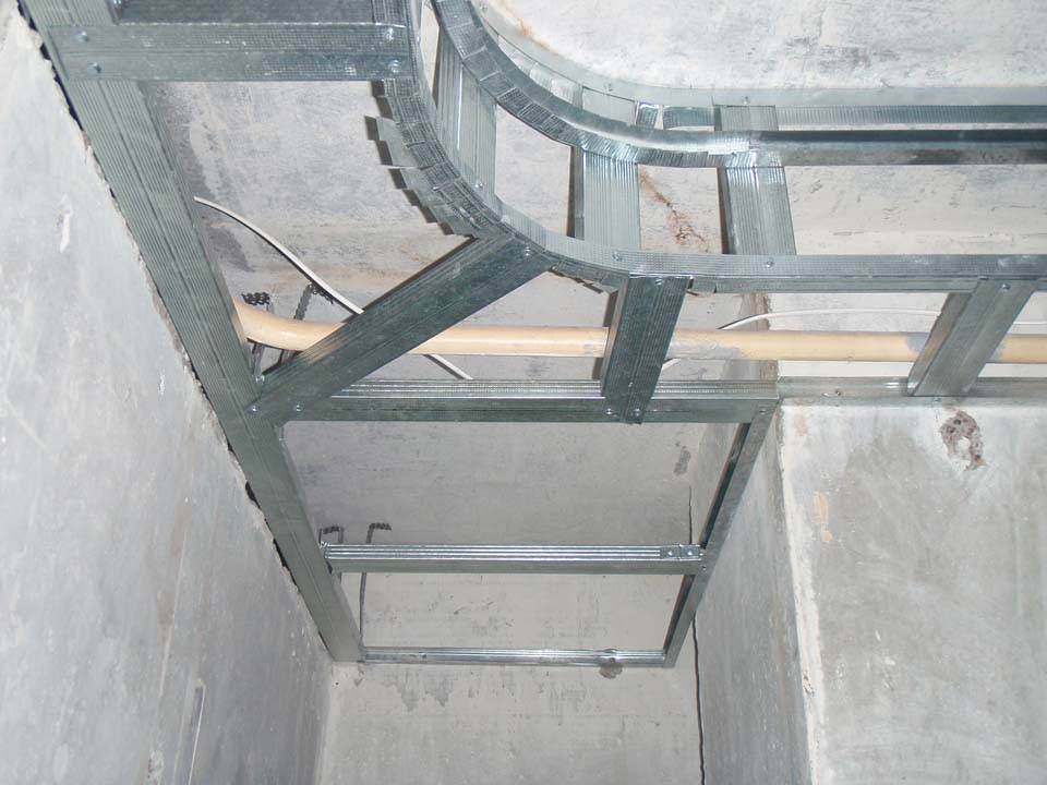 Каркас под гипсокартон на потолок - особенности обрешетки для подвесной конструкции