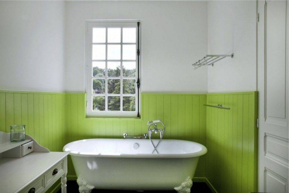 Ванная комната отделка стен панелями. Зеленая стена в ванной. Отделка стен в ванной комнате. Пластиковая вагонка для ванной. Отделка ванны панелями.