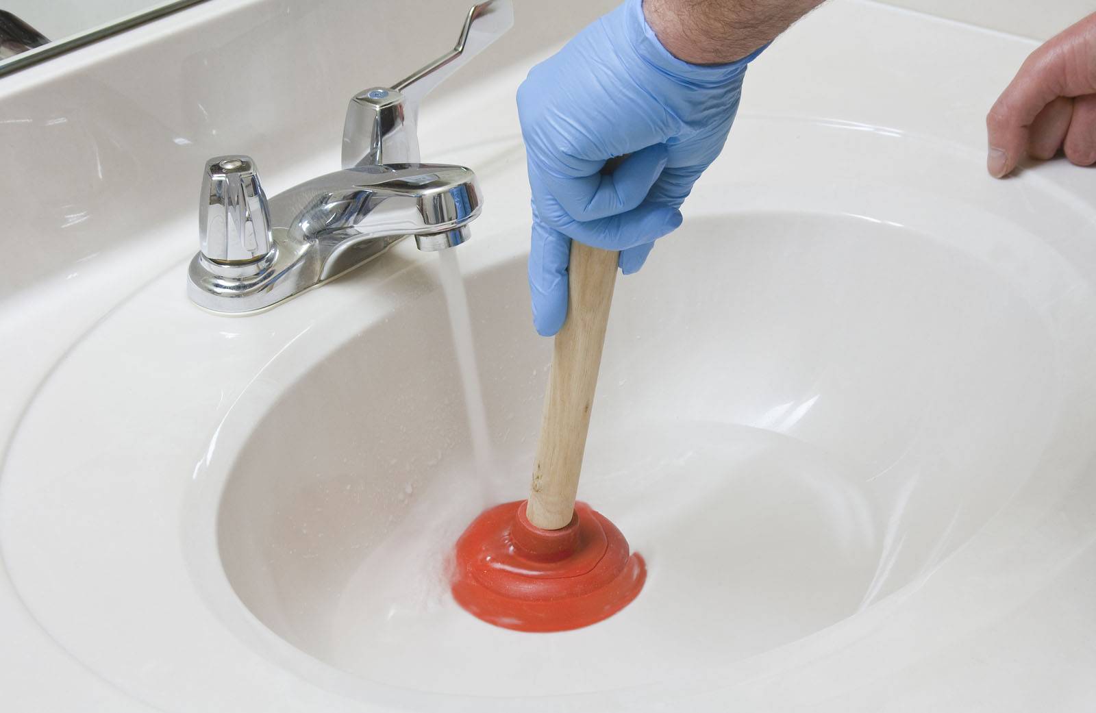 Как прочистить засор в ванной: 3 этапы очистки вантузом