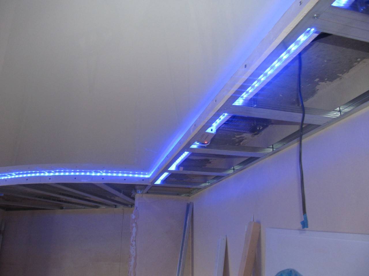 Светодиодная лента под натяжным потолком фото