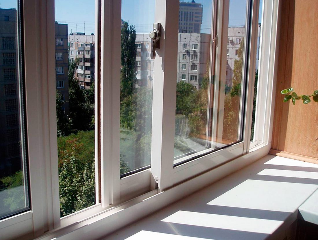 Практичные раздвижные окна на балкон: 3 вида