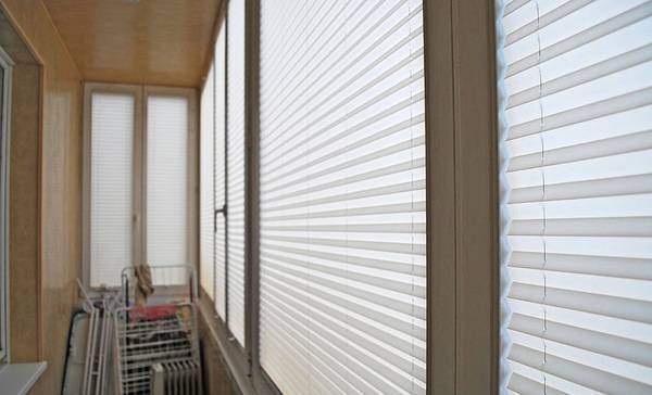 Балконные шторы — особенности дизайнерских решений. особенности материалов и способы установки штор на балконе (фото + видео)