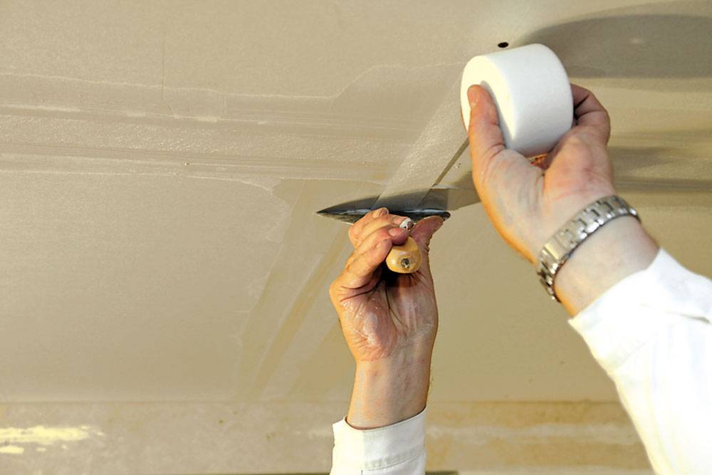 Как шпаклевать потолок из гипсокартона под покраску — видео и методы