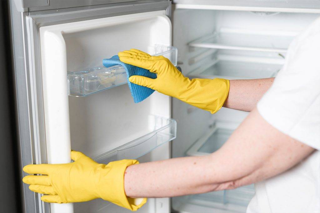Чем отмыть холодильник снаружи: химия и народные средства