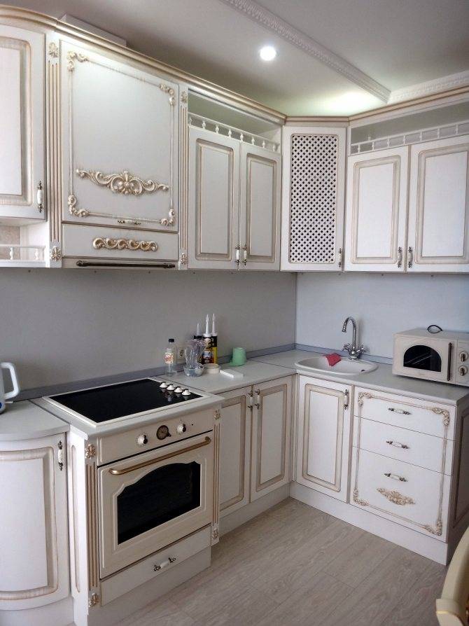 Белая кухня с патиной – интерьер для ценителей традиций