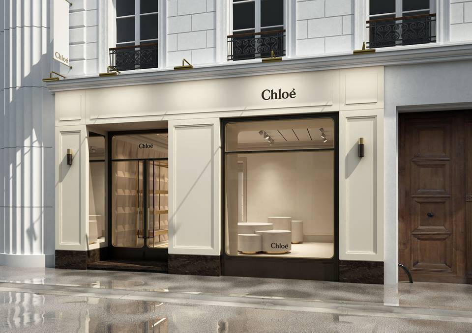 Необычный фасад бутика Dior с драпировкой